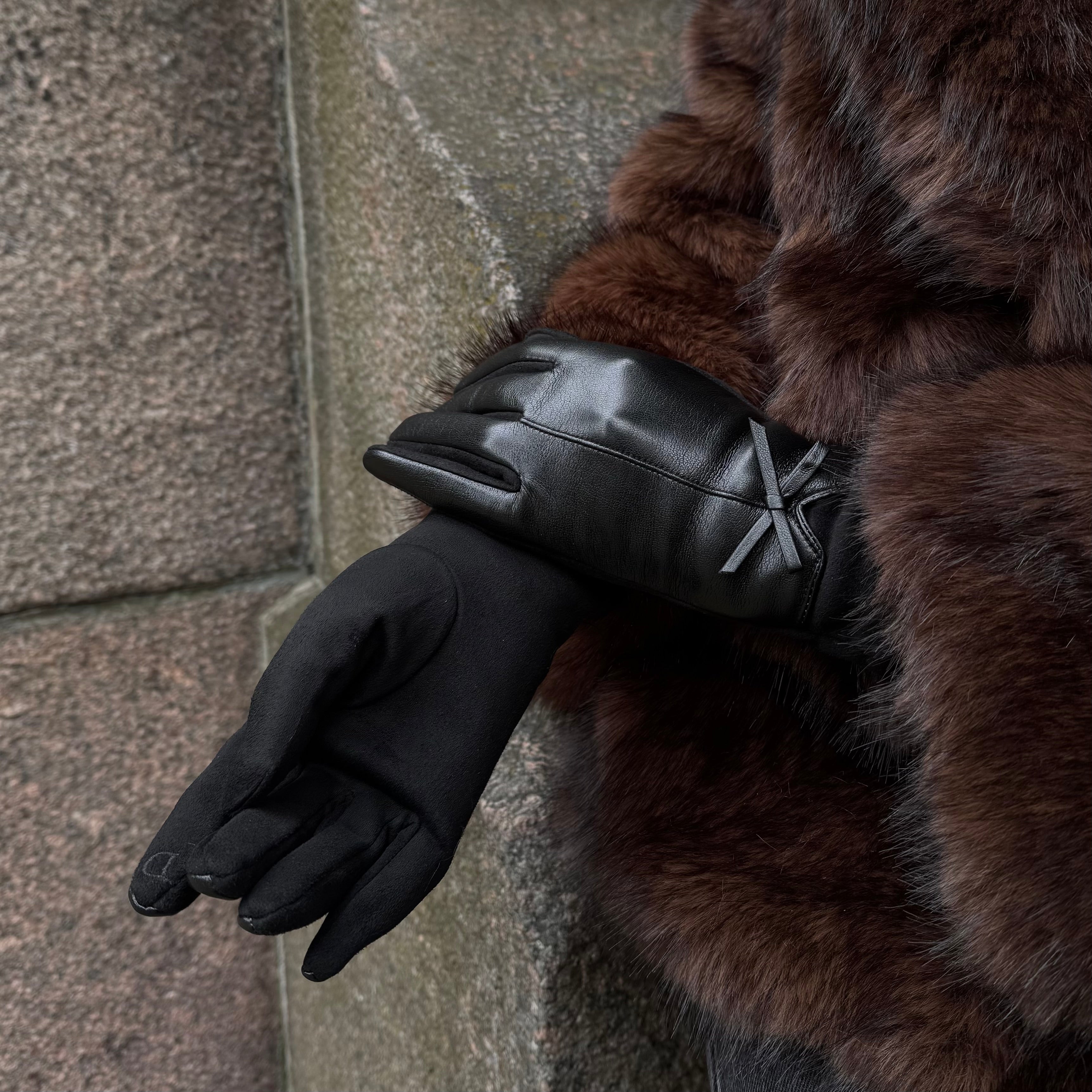 Pirštinės su kaspinėliu